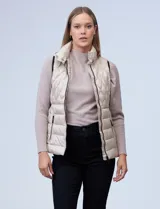 Chaleco capitoneado color rosa claro, con cuello alto, cierre frontal y bolsillos laterales.