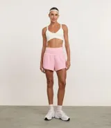 Top deportivo blanco de microfibra, con escote en V y tirantes finos que se cruzan en la espalda en forma de X.