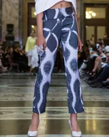 Pantalón cigarette de talle bajo, color gris oscuro con estampado abstracto en blanco.