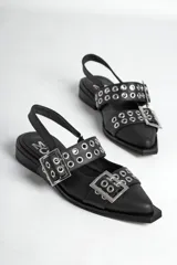 Chatas de cuero color marrón con punta fina, diseño destalonado y dos tiras con hebillas metálicas plateadas decorativas.