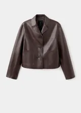 Chaqueta corta de piel sintética en color marrón, de diseño recto con cuello en V, solapas de muesca, manga larga, dos bolsillos laterales y cierre frontal de botones.