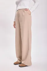 Pantalón de vestir de corte ancho y tiro alto, con pinzas delanteras y bolsillos laterales.