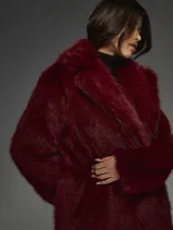 Tapado largo de piel sintética color borgoña, con cuello solapa y bolsillos laterales.