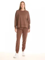 Buzo deportivo de cuello redondo, con hombros caídos y mangas largas con puños. Presenta costuras decorativas tipo pespunte en la parte frontal y en las mangas, con un diseño de ruedo recto y tajos laterales.