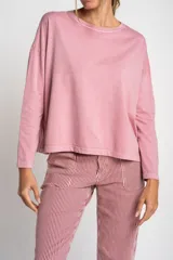 Remera rosa de algodón peinado, de corte oversize y manga larga.