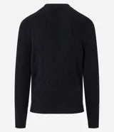 Suéter de hombre color negro, tejido en punto con textura trenzada en patrón de rombos. Presenta cuello redondo, puños y bajo acanalados.