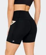 Short deportivo negro de tiro alto, confeccionado con tejido ultra suave, ajustado al cuerpo y con bolsillos laterales de fácil acceso.