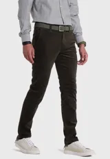 Pantalón de pana gris con corte slim fit, bolsillos laterales y traseros, y cinturón trenzado verde.