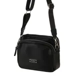 Bandolera de cuero sintético color negro con textura granulada. Cuenta con dos compartimentos principales con cierre metálico, placa metálica con logo de la marca en el frente y correa ajustable de tela con detalles de marca.