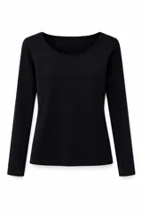 Remera de manga larga en color negro, con cuello redondo y corte clásico.