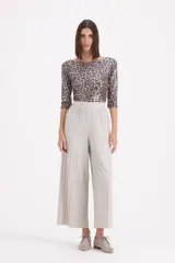 Remera de manga tres cuartos con escote bote, confeccionada en tejido con estampado animal print en tonos marrones y destellos metalizados.