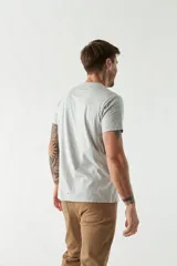 Remera verde militar de algodón con cuello redondo, mangas cortas y estampado en el frente con un vaso de trago y la inscripción 'Brookfield'.