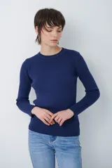 Buzo de tejido morley color marrón, con cuello redondo y mangas largas, de corte ajustado al cuerpo.