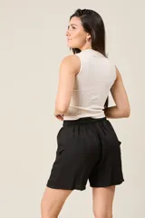 Short color beige con cintura elástica ajustable con cordón, bolsillos laterales y bolsillos cargo con solapa en los muslos.