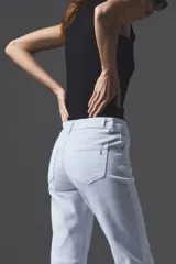 Pantalón de jean blanco de corte recto, tiro medio y diseño clásico con bolsillos traseros.