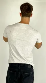 Remera de algodón gris jaspeado con cuello redondo y mangas cortas. Presenta un estampado frontal con la frase 'BELIVE IN YOURSELF' y el logo de la marca Duxon Jeans en color negro.