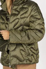 Campera puffer con diseño de costuras onduladas, color verde militar, con cierre frontal y cuello alto.