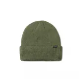 Gorro beanie de punto acanalado color verde militar, con vuelta y pequeña etiqueta negra con el logo de la marca en el lateral.