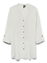 Camisa larga de algodón color blanco, con cuello en V, cierre frontal de botones marrones y mangas amplias con vuelta.