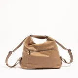 Cartera tipo bandolera color marrón claro, confeccionada en cuero sintético con textura. Tiene correa ajustable, cierre superior y bolsillo frontal con cierre.