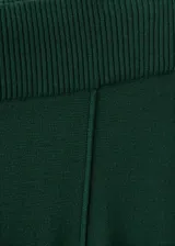 Pantalón de punto color verde oscuro, de tiro medio, diseño recto y largo, con cintura elástica y detalle de costuras.