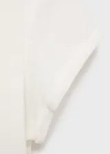 Camiseta de algodón de corte recto, con cuello redondo y mangas cortas con dobladillo.