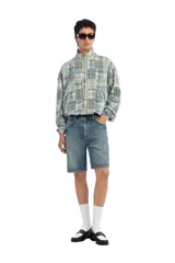 Bermuda de denim de algodón con corte recto y tiro medio, de la colección Benito Antonio x Zara. Presenta diseño clásico de cinco bolsillos, efecto lavado y cierre frontal con cremallera y botón.