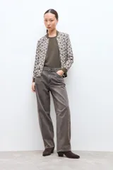 Campera bomber verde oliva con estampado geométrico en blanco, cuello, puños y cintura elásticos.