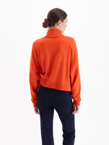 Polera de tejido de punto color marrón, con cuello alto y diseño holgado de corte oversize.