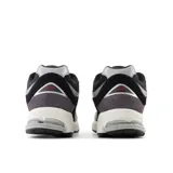 Championes New Balance 2002R color gris con detalles en negro y plateado. Capellada de gamuza y malla, entresuela Abzorb y suela N-ergy.