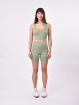 Top deportivo sin mangas color azul, de tejido acanalado y corte crop.