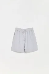 Bermuda de algodón con cintura elástica y cordón ajustable, de corte recto y estilo deportivo.