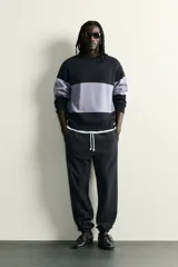 Sweater de punto regular fit, con diseño de rayas horizontales anchas en color gris y blanco, cuello redondo, manga larga y acabados en rib.