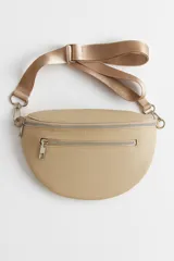 Riñonera color beige con correa ajustable.