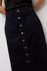 Falda midi de denim en color azul oscuro, con cierre frontal de botones metálicos y costuras a la vista.