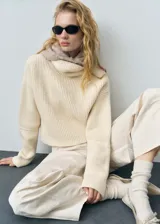 Jersey de punto grueso con cuello vuelto, diseño recto y manga larga. Confeccionado en una mezcla de algodón y lana.