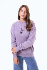Buzo de felpa oversize color violeta con cuello redondo y estampa frontal pequeña de una botella y una copa de vino.