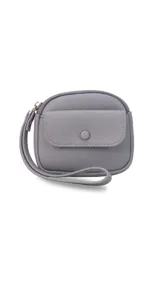 Monedero compacto de símil cuero con textura granulada, cuenta con un compartimento principal con cierre, correa de mano y un bolsillo frontal con solapa y botón a presión.