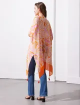 Kimono tejido con estampado abstracto en tonos naranja, rosa y blanco, con mangas amplias estilo japonés y terminación con borlas.