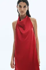 Minivestido halter de satén rojo, de corte holgado y fluido, con escote drapeado y cierre oculto en el lateral.