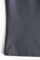 Remera deportiva de tejido funcional con tecnología SoftMove para mayor suavidad y DryMove para absorción de sudor. Presenta un diseño de corte ajustado, cuello redondo y bajo recto.