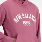 Canguro New Balance Essentials Varsity Fleece color rosa con capucha, hombros caídos, puños y bajo elástico, y logo estampado en el pecho.