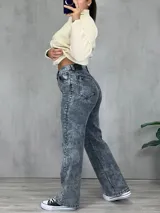 Pantalón de jean gris con efecto lavado, corte wide leg y tiro alto.