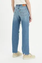 Pantalón de jean celeste con roturas grandes en ambas rodillas.
