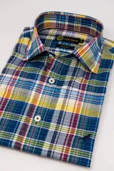 Camisa de manga larga Club House de corte slim fit, con cuello corto y diseño a cuadros multicolor en tonos azules, amarillos, rojos y blancos. Cuenta con el logotipo de la marca bordado en el pecho.
