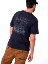 Remera de manga corta y cuello redondo color azul marino, con logo de la marca estampado en el pecho y en la espalda.