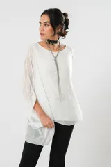 Blusa blanca de gasa oversize con forro y manga murciélago.