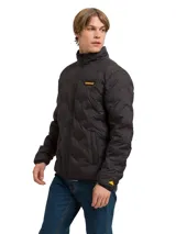 Chaqueta acolchada negra con cierre frontal, cuello alto y parche de silicona con logo Caterpillar en el pecho. Cuenta con aislamiento térmico, es resistente al agua y al viento, con ribetes elásticos en puños y dobladillo.