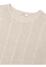 Sweater de punto color beige, de cuello redondo y manga larga, con diseño texturizado de rayas verticales sutiles.