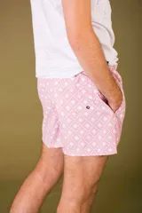 Short de baño azul marino con estampado de flores celestes, cintura elástica regulable con cordón y bolsillos laterales.